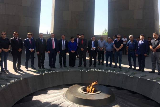 الوفد الإسرائيلي برئاسة رئيس مجموعة الصداقة البرلمانية الإسرائيلية- الأرمنية تالي بلوسكوف يزور 
النصب التذكاري ومتحف الإبادة الأرمنية -تسيتسيرناكابيرد بيريفان