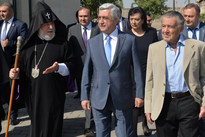 Президент Армении  принял участие в открытии нового корпуса «Общеобразовательной 
школы Эрнекян»
