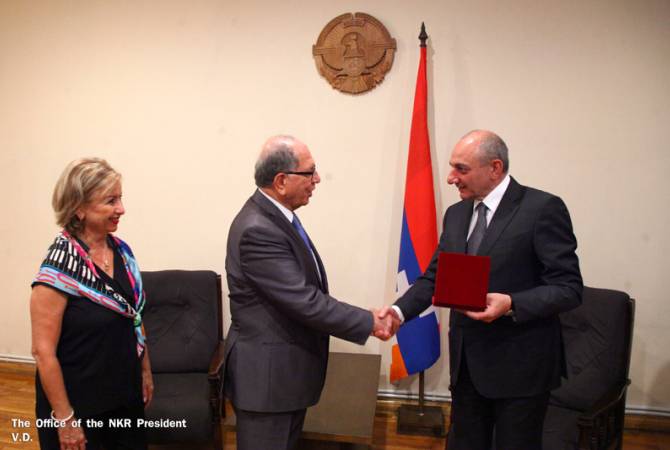 Президент НКР провел встречу с делегацией Армянского евангелистского сообщества 
Америки
