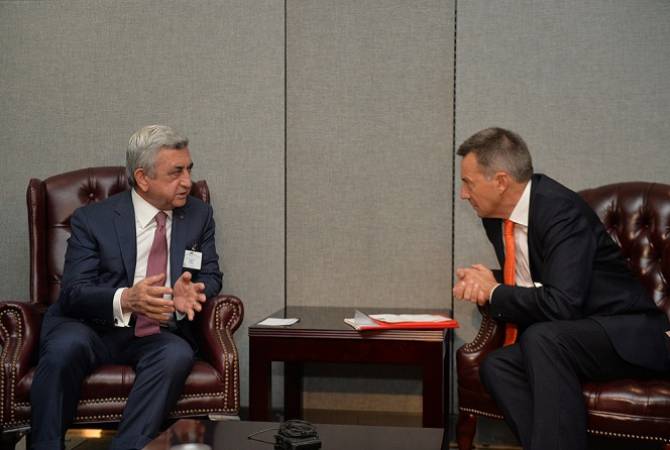 Президент Армении высоко оценил усилия МККК в решении гуманитарных вопросов в 
нагорно-карабахском конфликте