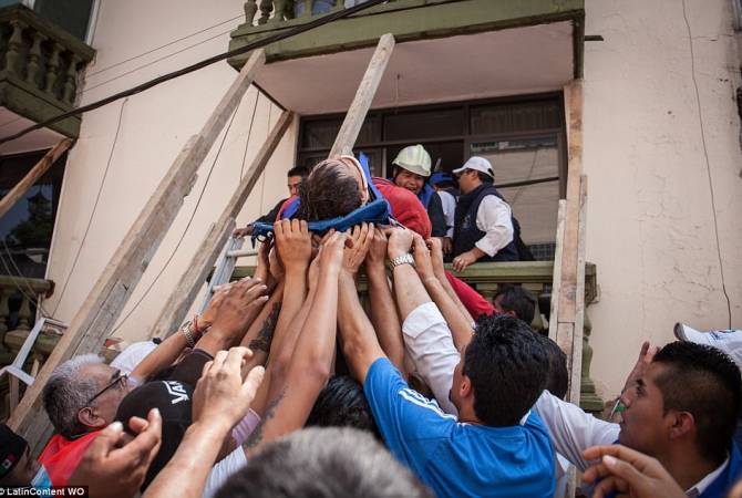Мексика объявила трехдневный траур по погибшим при сильном землетрясении
