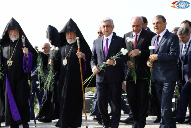 Leadership of Armenia pays tribute to people who fell victim for independence