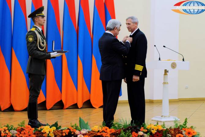 Президент РА наградил представителей МЧС России за активное  участие в  пожаротушении в  Армении