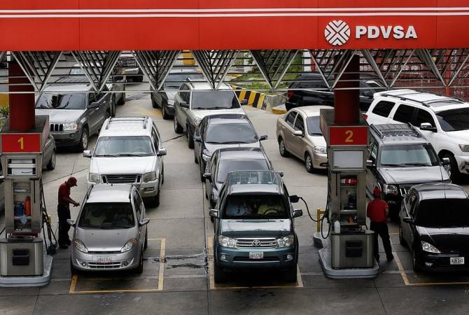 В Венесуэле выстроились многочасовые очереди за бензином