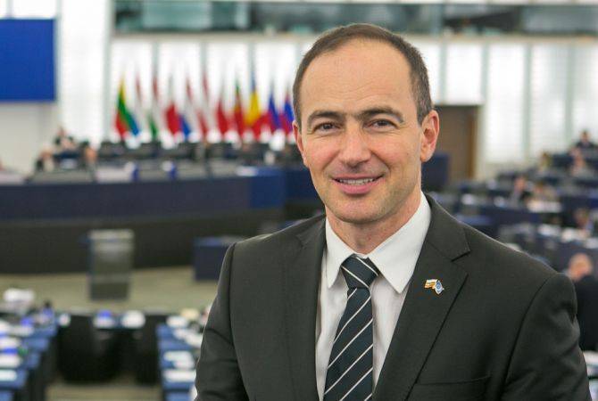 Депутат ЕС: лица, втянутые в азербайджанский скандал, должны ответить перед 
соответствующими инстанциями