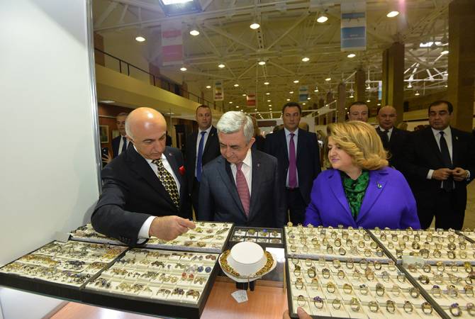 الرئيس سيرج سركيسيان والسيدة الأولى عقيليته ريتا سركيسيان يحضران افتتاح معرض يريفان الدولي 
الثامن 2017 للساعات والمجوهرات والقسم الجديد لمصنع أليكس تكستيل