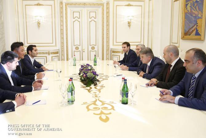 Премьер-министр Армении принял вице-президента компании Samsung

