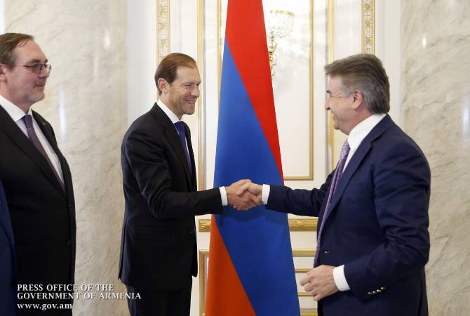 رئيس الوزراء كارِن كارابتيان يستقبل وزير التجارة الروسي دينيس مانتوروف والبحث في تنمية التعاون 
الاقتصادي مع روسيا