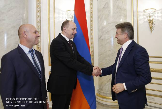 Armenian Premier, Minister of Industry of Belarus discuss opportunities for fostering economic 
cooperation