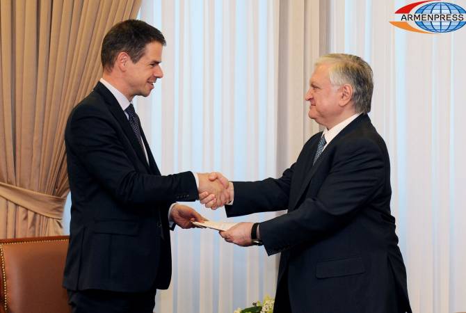 Newly appointed French Ambassador to Armenia presents copies of credentials to FM 
Nalbandian