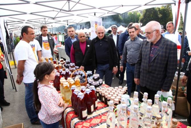 Бако Саакян посетил ярмарку, организованную в Степанакерте по случаю Дня работника 
сельского хозяйства