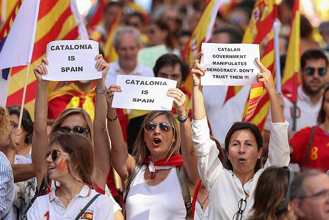  В Барселоне десятки тысяч человек на акции выступили за единство Испании 