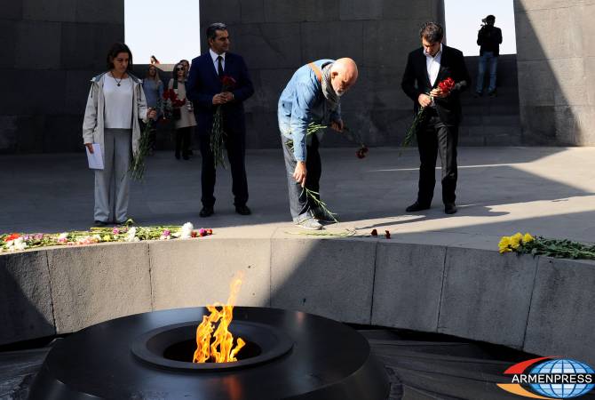 ممثل هوليوود الشهير جون مالكوفيتش يزور النصب التذكاري للإبادة الجماعية الأرمنية- تسيتسرناكابيرد 
في يريفان -صور-