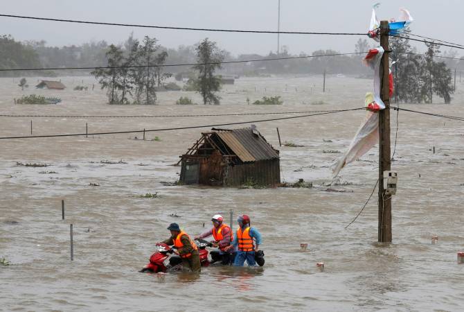 Не менее 40 человек погибли из-за наводнения в северной и центральной частях 
Вьетнама

