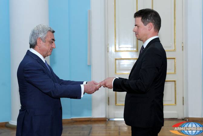 Newly appointed Ambassador of France to Armenia delivers credential to President Sargsyan