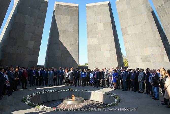 أعضاء الوفود الدولية المشاركة في الفعاليات المكرّسة للذكرى ال2799 لتأسيس يريفان يزارون النصب 
التذكاري للإبادة الأرمنية- تسيتسرناغابيرد