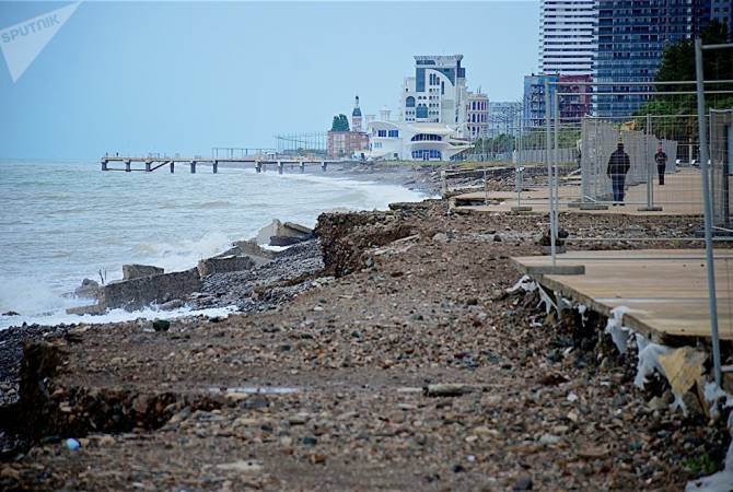 Батумский пляж пострадал от шторма: кадры разрушений