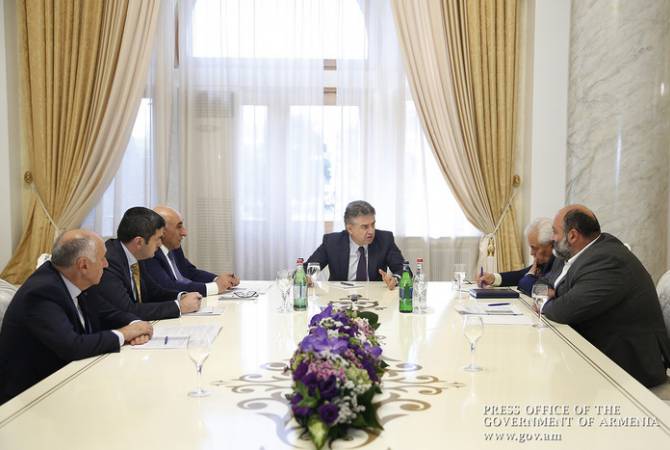 رئيس الوزراء كارن كارابيتيان يعقد مشاورات بشأن برامج التنمية المجتمعية