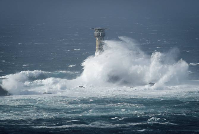 Ураган "Офелия" нарушил электроснабжение в Ирландии и Британии