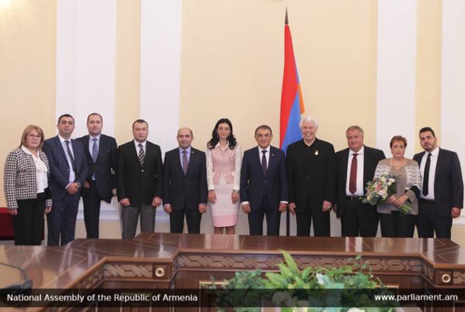 Спикер НС наградил Била Астна Памятной медалью председателя НС Армении
