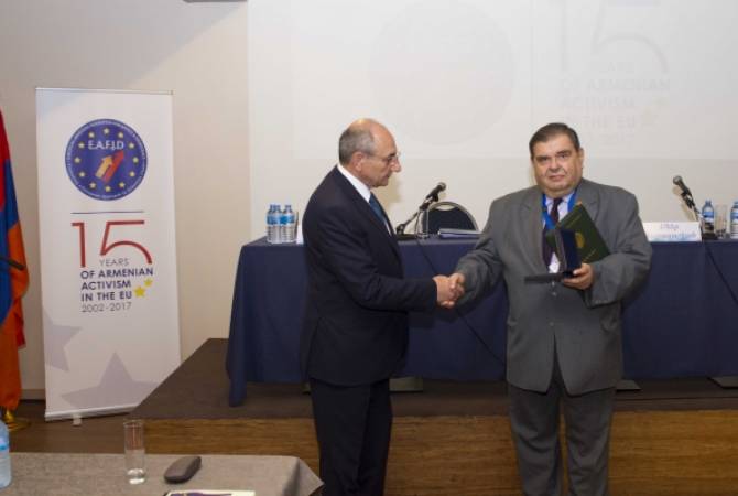 Президент Арцаха Бако Саакян вручил медаль «Благодарность» Европейскому комитету Айдата АРФД