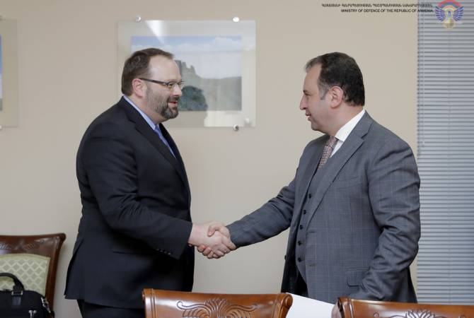 Министр обороны Армении принял Чрезвычайного и Полномочного посла Канады
