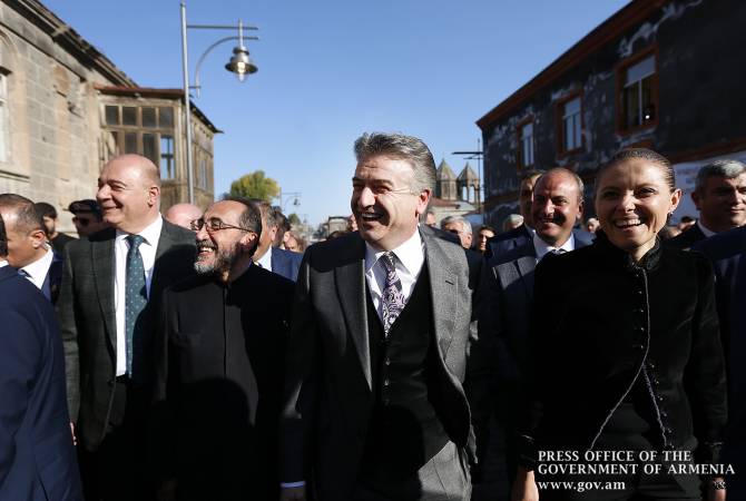 رئيس الوزراء كارن كارابيتيان يزور مدينة كيومري ويحضر افتتاح شارع روستافيلي الذي تمّ تجديده في إطار 
برنامج تطوير المركز التاريخي للمدينة الثانية بأرمينيا