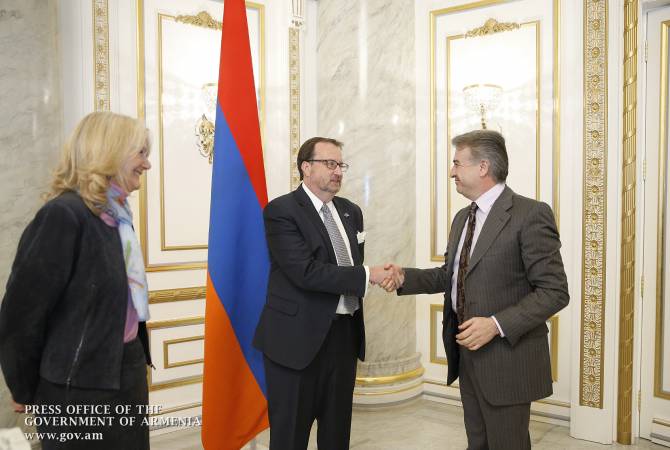 رئيس الوزراء كارِن كارابيتيان يستقبل السفير الأميركي ريتشارد ميلز ومديرة USAID ديبورا غريزر في أرمينيا