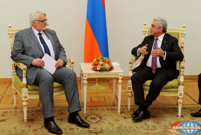 Президент Армении принял министра иностранных дел Польши
