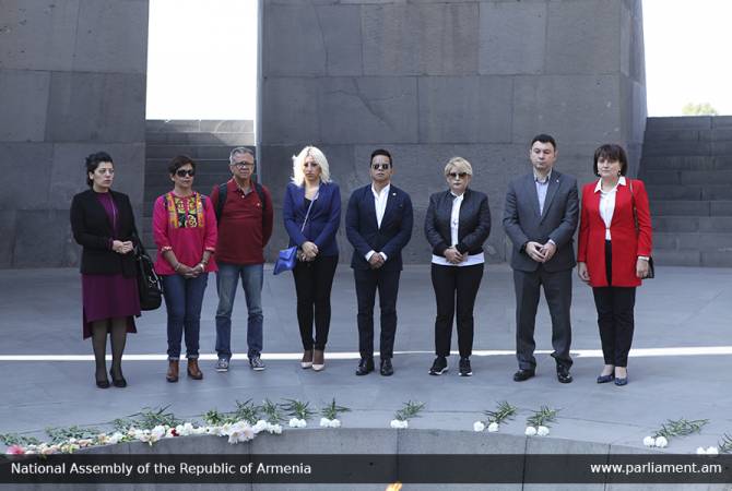 شرف لي زيارة هذا البلد العظيم ومعرفة أمة بطولية تحظى باحترام كبير في العالم. أنا أحب أرمينيا -وفد 
من البرلمان المكسيكي يزور نصب الإبادة الأرمنية تسيرتسرناكابيرد في يريفان-