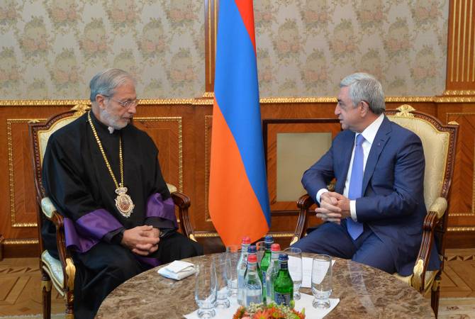 الرئيس سيرج سركيسيان يستقبل رئيس الأبرشية الكاثوليكية- المخيتاريانتست بإسطنبول الأب ليفون 
زيكيان، الذي يزور يريفان على هامش الاحتفال بالذكرى ال300 لإنشاء المخيتاريانتست الأرمنية