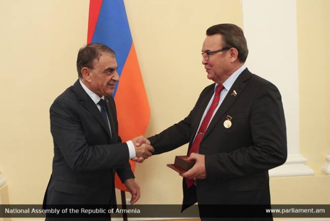 Председатель НС Армении  Ара Баблоян наградил члена СФ РФ Рафаила Зинурова 