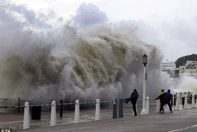 Огромные волны и шквальный ветер: кадры мощного тайфуна в Японии