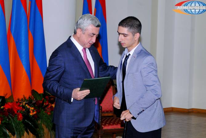 الرئيس سيرج سركيسيان يمنح الجوائز التعليمية السنوية للطلاب والتلاميذ الأرمن المتفوقين في مجال 
تكنولوجيا المعلومات