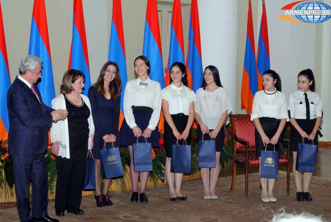 ՀՀ Նախագահը մրցանակներ հանձնեց հայերեն ժեստերի լեզվով հավելվածի 
հեղինակներին