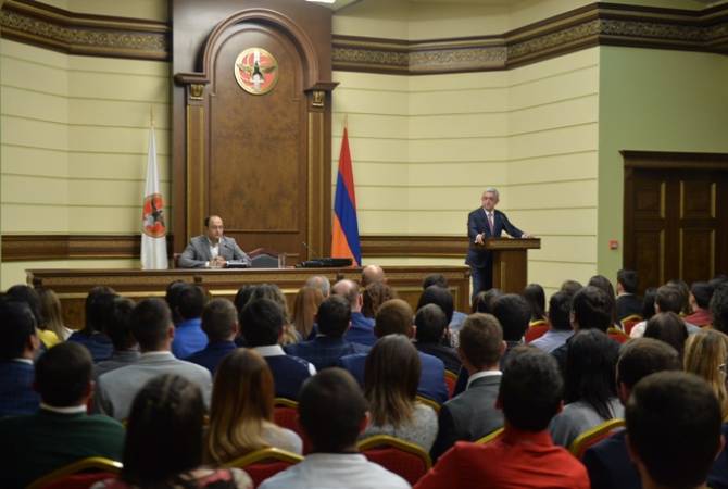 Президент Армении Серж Саргсян выступил с лекцией перед аудиторией в политической 
школе Республиканской партии Армении «Андраник Маргарян»