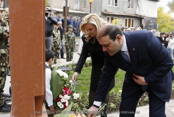  Мэр Еревана присутствовал на церемонии открытия хачкара, увековечивающего память 
участника Арцахской борьбы Вардана Папикяна
 