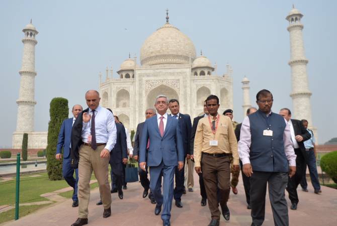 President Serzh Sargsyan vists Taj Mahal