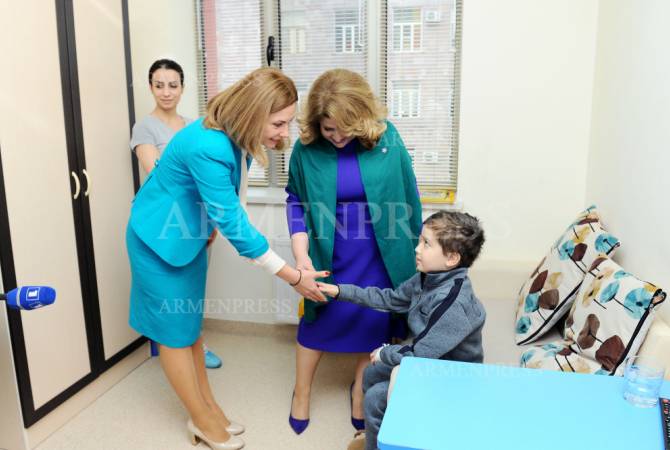 Moldova’s First Lady impressed by staff of Armenian Hematology Center 