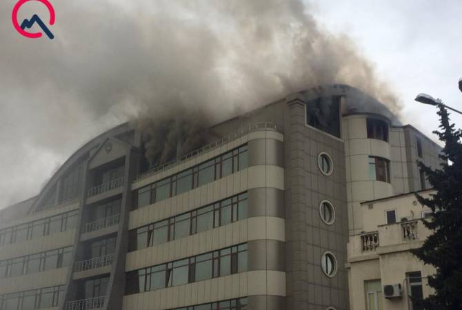В одном из бизнес-центров в Баку разгорелся пожар