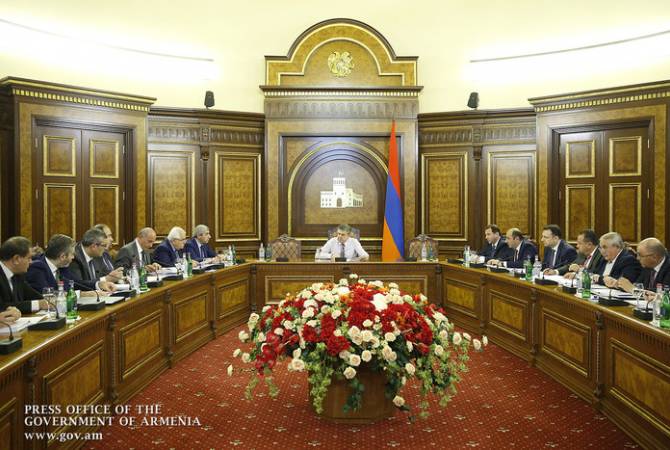 В правительстве Армении состоялось совещание, на котором обсуждался пакет 
законодательных изменений в сфере эксплуатации автомобильных газозаправочных 
станций (АГЗС)  