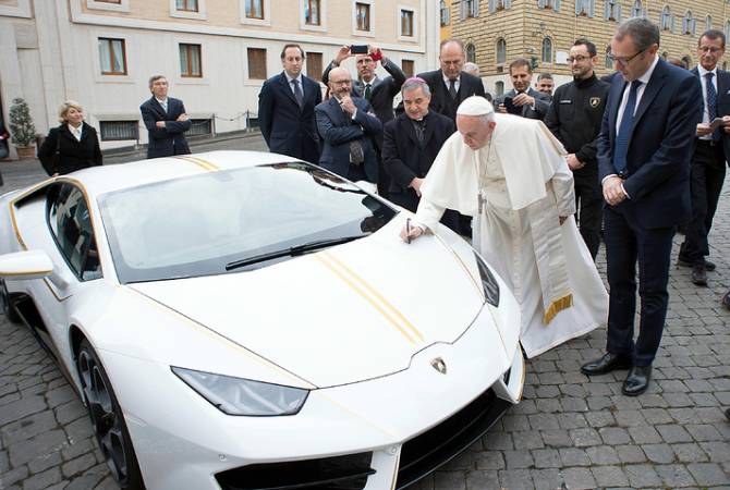 Lamborghini подарила папе римскому Франциску персонализированную машину