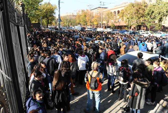 Подвергнутых приводу из числа собравшихся перед зданием НС Армении протестующих 
студентов не было
