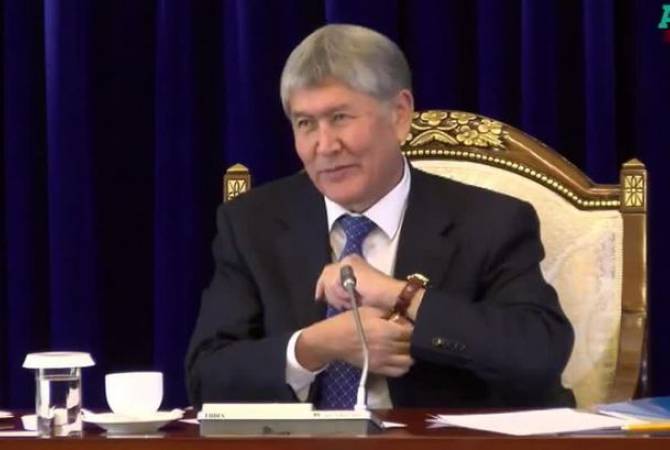 Журналист выпросил у президента Киргизии его часы с золотым напылением