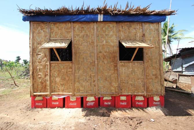 Японского архитектора наградили за бумажные дома для беженцев