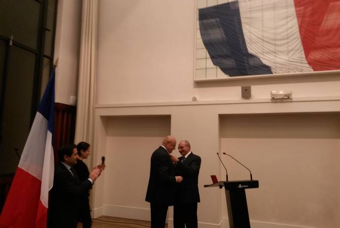Бако Саакян вручил медаль «Благодарность» мэру Вилербана