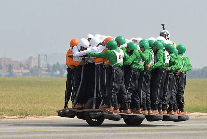 Հնդիկ զինվորները համաշխարհային ռեկորդ են սահմանել մեկ մոտոցիկլետով ընթացող մարդկանց թվով
