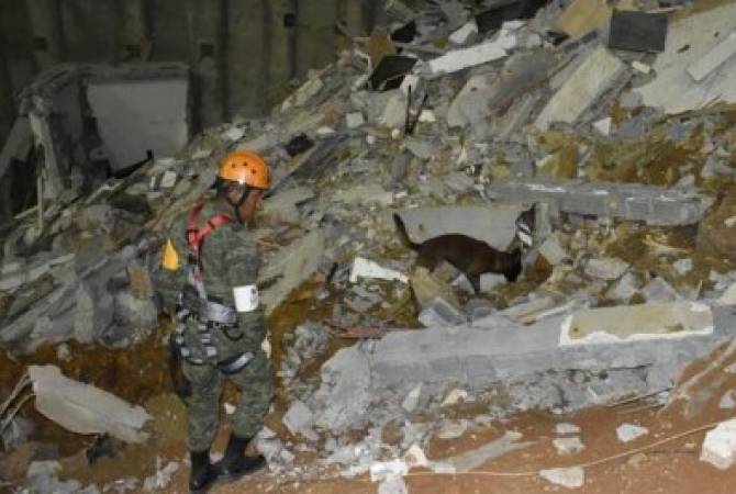 В Мексике три жилых дома провалились в котлован