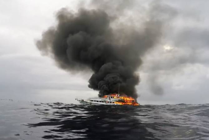 Опубликовано видео спасения туристов с горящего катера
