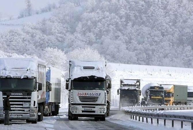 Автодорога Степанцминда-Ларс закрыта для грузовых автомобилей
